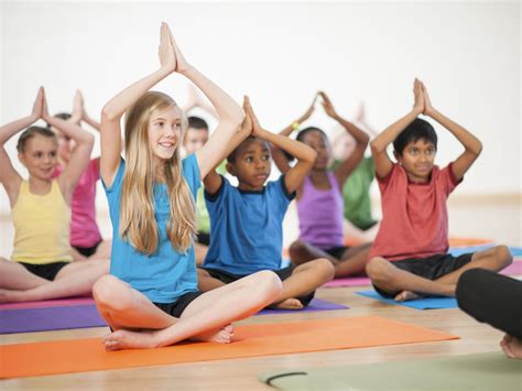 Le yoga stimule la confiance et l'estime de soi des enfants