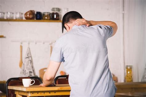 Dolor De Cuello Hombre Que Sufre De Dolor De Espalda Imagen De Archivo