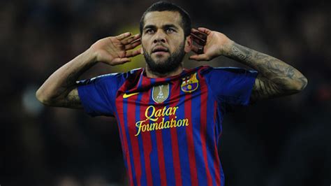 Video Dani Alves Completely Nailed Racists With Perfect Response To Someone Throwing Bananas At