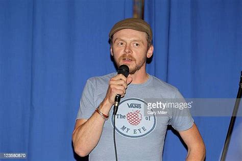 Simon Pegg Book Signing For Nerd Do Well Photos Et Images De Collection
