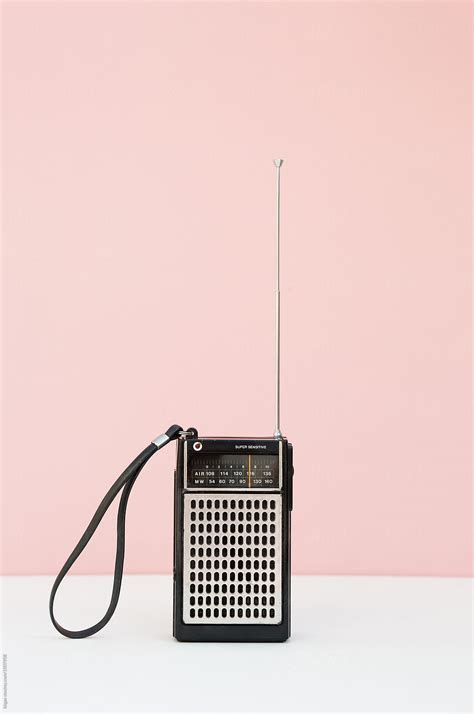 Vintage Transistor Radio In Front Of Pink Background Del Colaborador