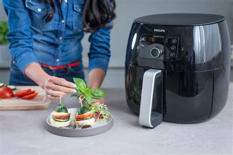 Philips unique rapid air technology lets you fry with air to make food that is crispy on the outside and tender on the inside. Vier heerlijk gezonde gerechten van Sandra Bekkari voor ...