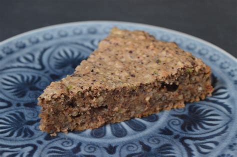 In a large bowl, beat eggs and sugar until light colored. Zucchini-Schoko-Nuss Kuchen - Leckeres in vegan