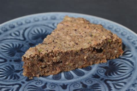 Dieser leckere schokokuchen ist dank zucchini nicht nur super saftig und herrlich schokoladig, sondern durch das versteckte gemüse auch ein super. Zucchini-Schoko-Nuss Kuchen - Leckeres in vegan