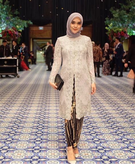 See more ideas about dress brokat, kebaya dress, fashion. 60+ Model Kebaya Brokat Modern Modifikasi Terbaru 2020