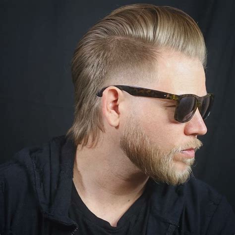 Peinados Hombre Pelo Y Barba Rubios Lisos Larga Franja Peinada Hacia Atr S Square Sunglasses