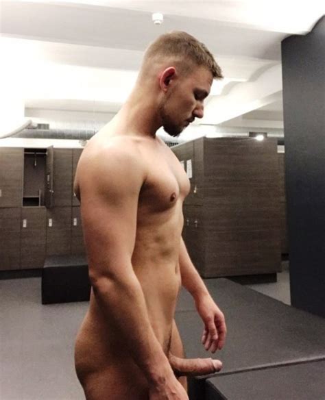 ロッカールームの男の子裸 美しいエロティックとポルノ写真