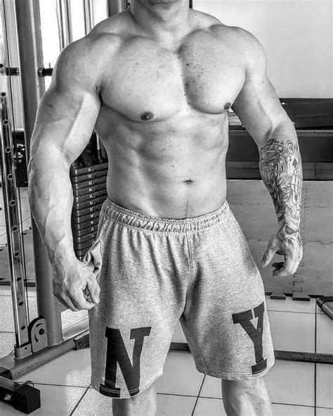 Pin By Mendering On Musculos Gym Men Mens Gym Short Sexy Men