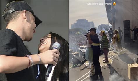 João Gomes beija e dança com a namorada Ary Mirelle durante show