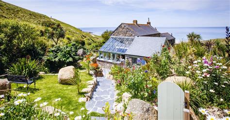 castaways cool cottage on the beach in sennen cornwall seaside cottage cornwall cottages