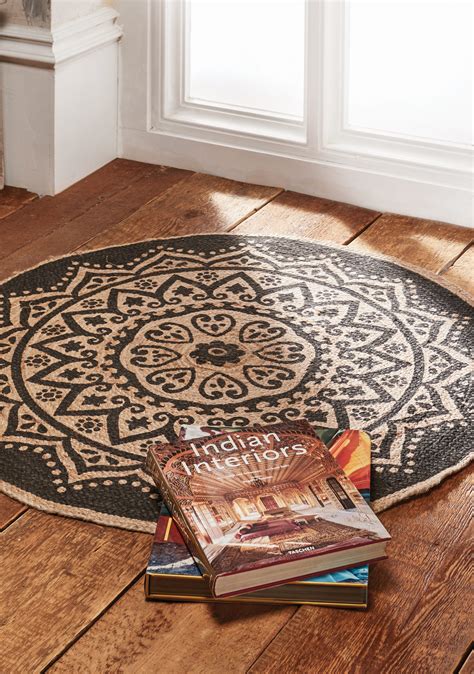 Despite its ability to stand up to years of use, the jute rug is surprisingly soft. Round mandala jute rug - Wildwood | Bude | Cornwall