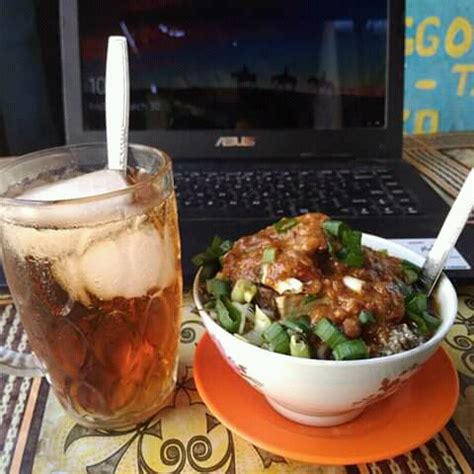 Buat penggemar soto, tegal juga menawarkan kuliner soto namun dengan cita rasa berbeda khas tegal. Nikmatnya Kuliner Soto Tauco Khas Kota Tegal - STEMPEL ...