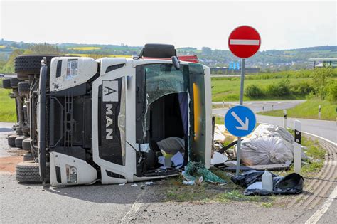 Schwerer Unfall Lastwagen An Der Anschlussstelle H Nfeld Nord Umgekippt Osthessen News
