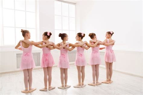 Niñas Que Bailan Ballet En Estudio Imagen De Archivo Imagen De