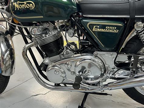 fully restored 1974 norton commando 850 looks as good as new oozes classic grace autoevolution