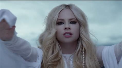 Avril Lavigne Lança Clipe Da Faixa Head Above Water
