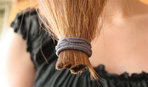 Nos cheveux poussent en moyenne d'un centimètre par mois et nous en perdons approximativement une centaine par jour. Quand faut-il se couper les cheveux ? La fréquence de coupe