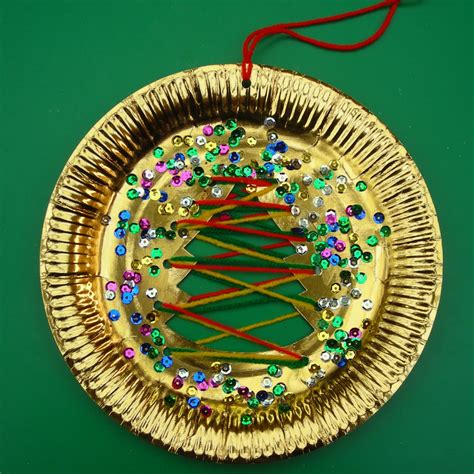 Christmas crafts using paper plates. adaptive art: Paper Plate & Wool Christmas Decoration