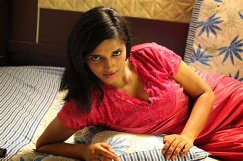 Tamil Actress Vasundhara Kashyap Bedroom Scenes Selfies Leaked With