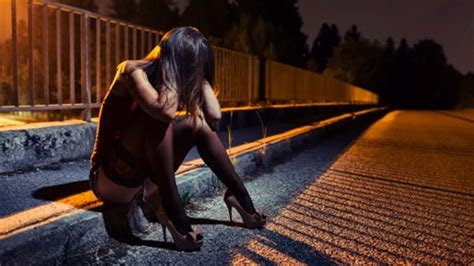 famílias disfuncionais violência ou pobreza os traços comuns entre prostitutas vida sÁbado