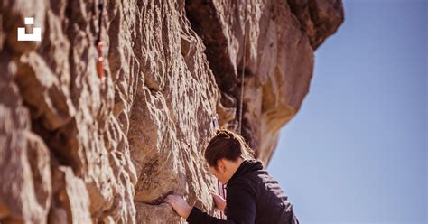 Femme Grimpant Sur Une Formation Rocheuse Photo Photo Nouveau Pont De La Gorge De La Rivière