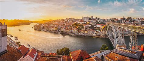 Rocky, rugged atlantic coasts where salt spray mists the air…green hills and winding country roads…medieval towns perched above deep romance, culture and adventure awaits in portugal. 25 Sehenswürdigkeiten in Portugal, die Du einmal sehen musst