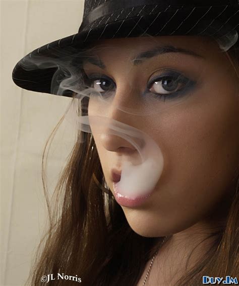 Daily Cool Pictures Gallery Beautiful Women Smoking