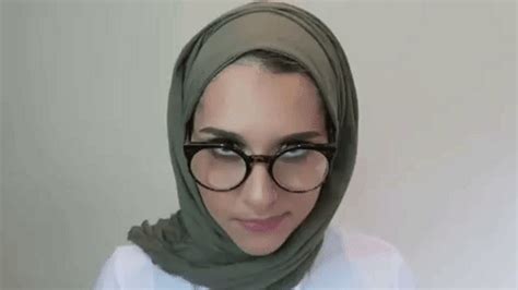 Muslim Girl Dancing Her Eyebrows 