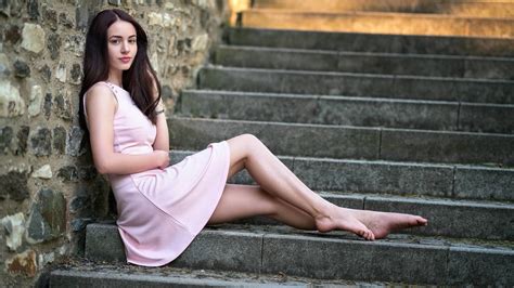 Gambar Jena Duduk Foto Keindahan Wanita Kaki Manusia Berwarna Merah Muda Kulit Mode