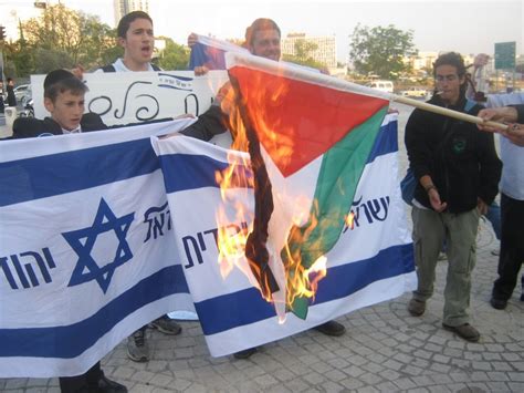 איראן וחיזבאללה שמייחלות לדם, הן המרוויחות העיקריות מהעימותים בירושלים. יום הנכבה: פעילי 'ישראל יהודית' שרפו דגל פלסטין - סרוגים