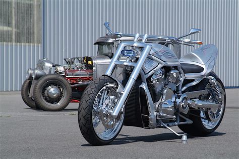 Harley Davidson Hot Rod Looks Colder Less Cool Than The Car Next To It Autoevolution