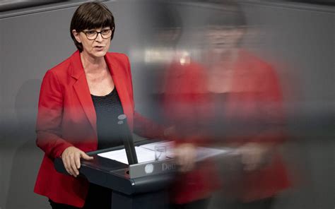 Spd Vorsitzende Saskia Esken Stellt Polizeitaktik In Leipzig Infrage