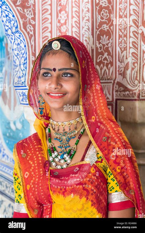 Lady Wearing Sari Hi Res Stock Photography And Images Alamy
