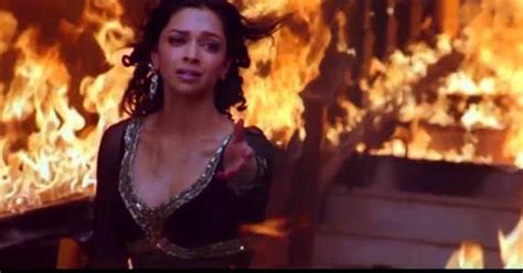 It stars shah rukh khan and deepika padukone in the lead roles as the protagonists while shreyas talpade, arjun rampal, and kirron kher feature in supporting roles. Om Shanti Om Theme