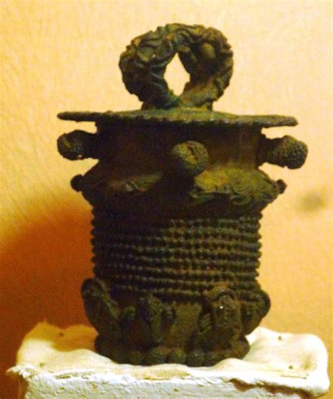 ملف9th Century Bronze Ceremonial Pot Igbo Ukwu Nigeria المعرفة