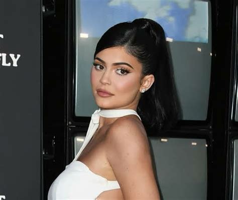 kylie jenner flaunts her booty in thirst trap photos