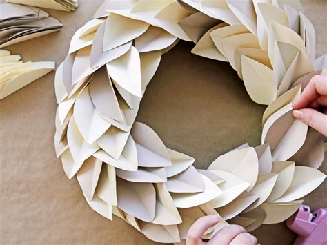 How To Make A Paper Leaf Wreath Hgtv Crafternoon Hgtv