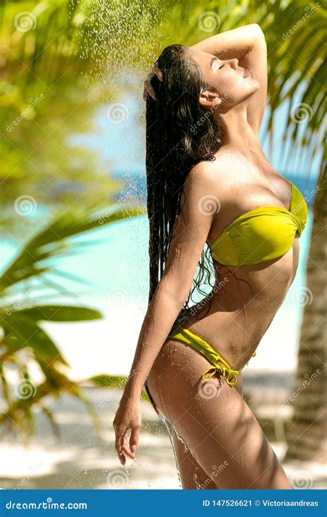 Modelo Atractivo Mojado Despreocupado Del Bikini Que Goza De La Ducha Tropical Al Aire Libre