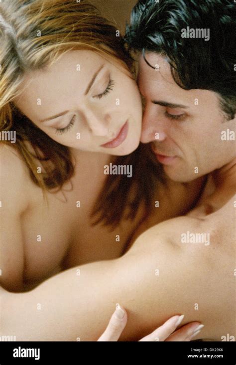 Mann küssen sinnlich nackte Frau oben ohne Vorspiel Stockfotografie Alamy