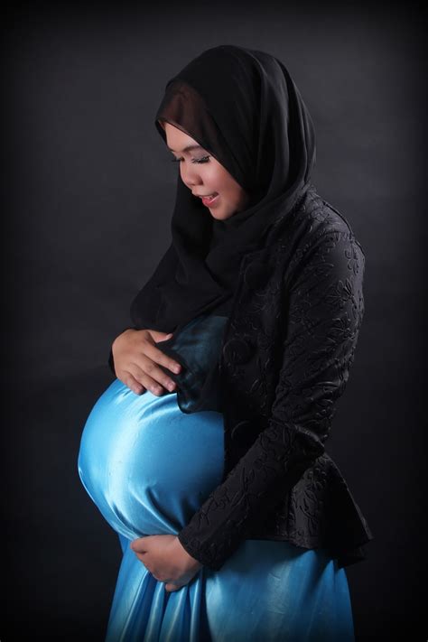 Maternity Photoshoot With Hijab — Maya Rumi