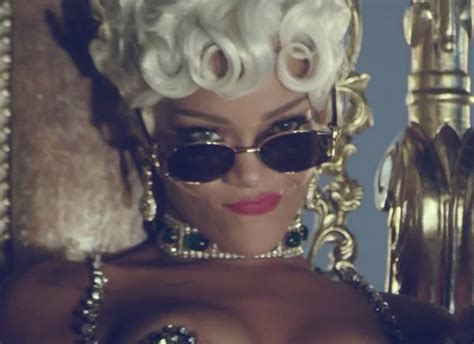 Uper Tar Tatus Rihanna Pour It Up Video