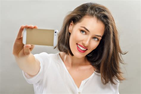 Selfitis Obsessive Selfie Taking Could Point To Other Health Problems