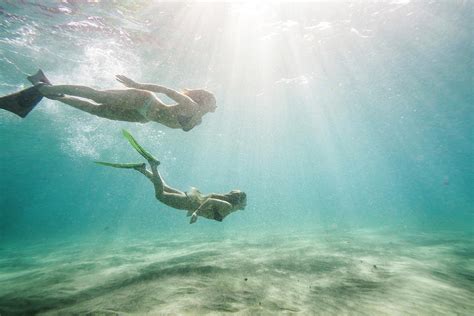 Female Friends Swimming Undersea Photograph By Cavan Images