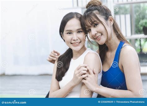 pareja de lesbianas haciendo ejercicio en la sala de estar imagen de archivo imagen de pares