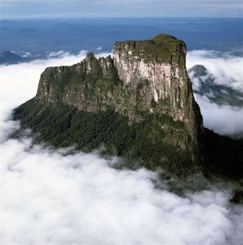Cerro Autana Is A Spectacular Quartzite Sandstone Tepuy Table Top