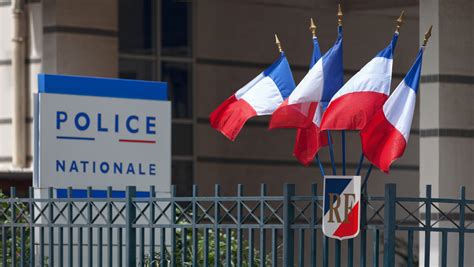In den meisten nachbarländern ist die lage aber weitaus dramatischer. Frankreich: Polizisten feiern illegale Party trotz Corona-Regeln — RT DE