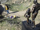 Kobe 逝世兩年！墜機罹難現場豎立「黑曼巴與女兒對看」雕像，讓球迷前往緬懷！ | JUKSY街星 | LINE TODAY