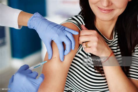 Woman Receiving An Injection In Her Arm Foto De Stock Getty Images