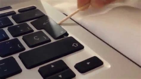 How to clean the keyboard of your macbook or macbook pro. How to clean your macbook/air/pro keyboard! [This very ...