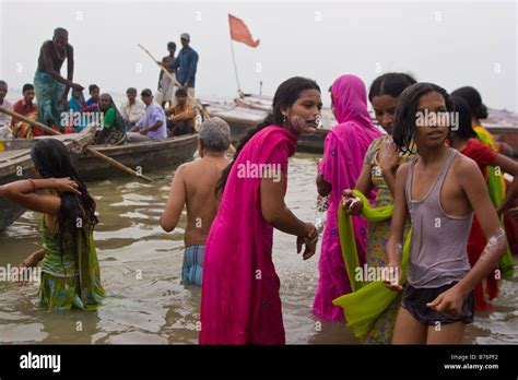 Bañarse En El Río Sagrado Ganges Varanasi India Fotografía De Stock Alamy